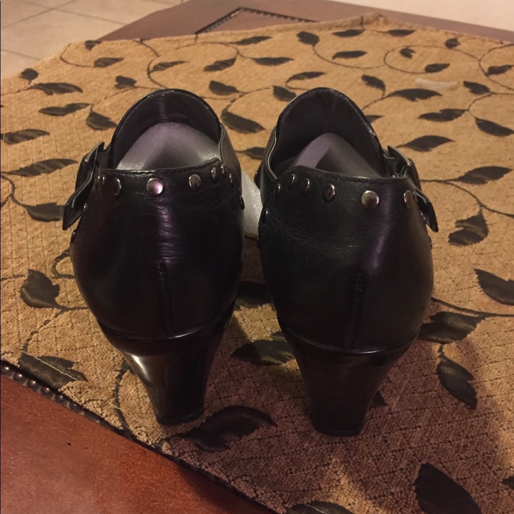 Leather black heeled shoes with silver studs. - Picture 5 of 8
